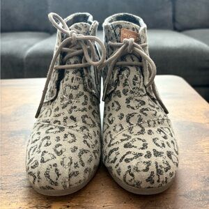 Toms Kids Boots in Gray Leopard Print